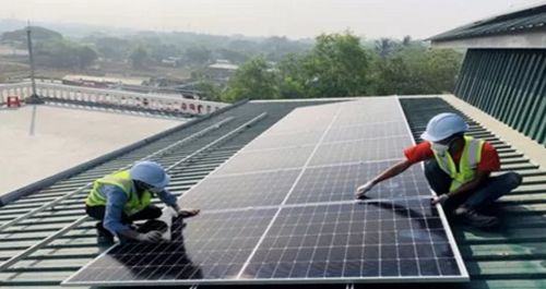 光伏点亮扶贫之路,新华社点赞天合光能工厂